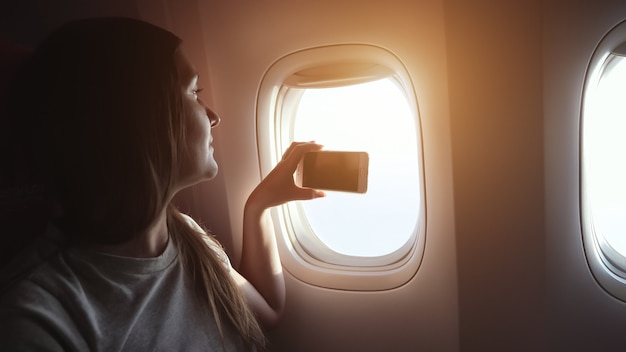 Meisje maakt video op telefoon buiten close-up van passagierscabine