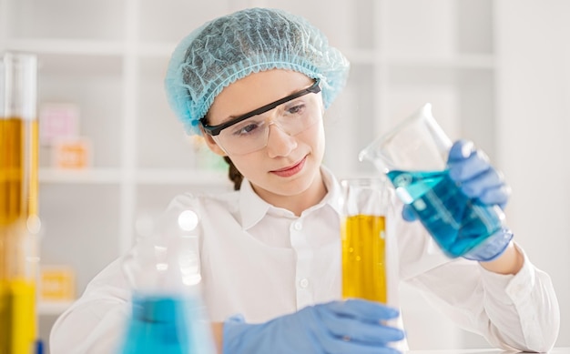 Meisje mengen van chemische stoffen in laboratorium