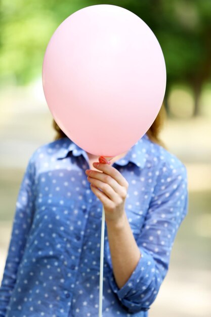 Foto meisje met ballon in de buurt van gezicht