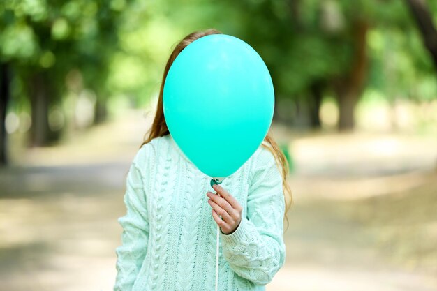 Meisje met ballon in de buurt van gezicht