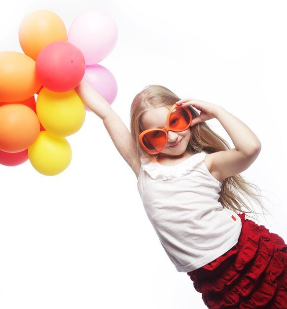 Meisje met ballonnen en oranje zonnebril