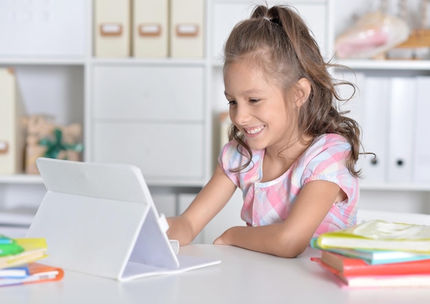Meisje met behulp van Tablet PC