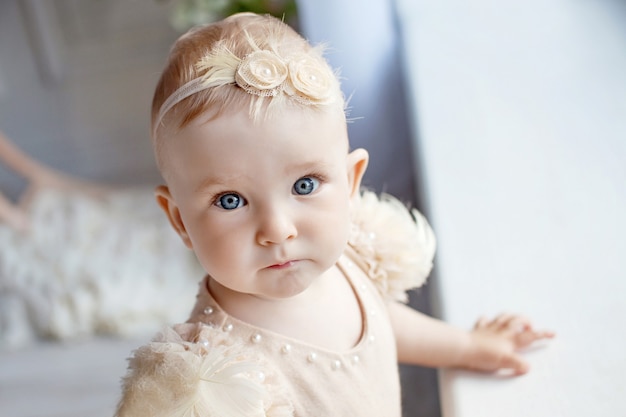 Foto meisje met blauwe ogen en blond haar