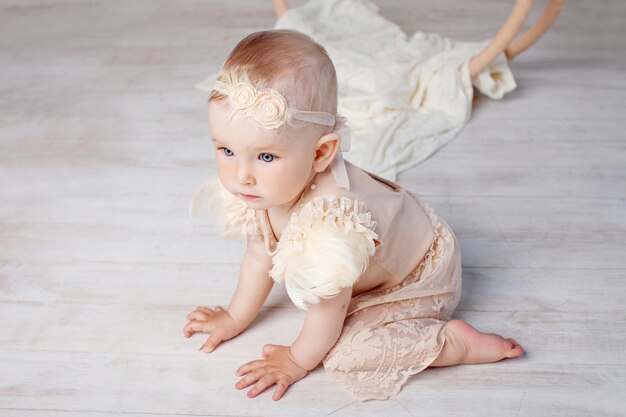 Meisje met blauwe ogen en blond haar