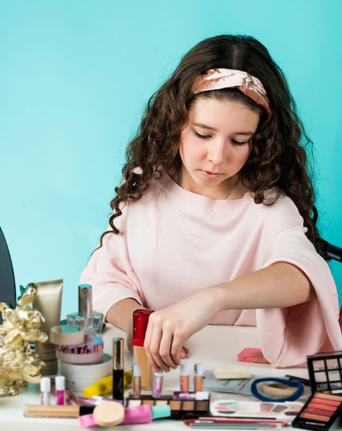 Meisje met blij gezicht. lachende meisje veel plezier op spa beauty salon party. schoonheidsportret van kind met natuurlijke make-up en gezonde huid. fijne kinderdag. mode en schoonheid.