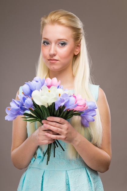 Foto meisje met bloemen in hun handen