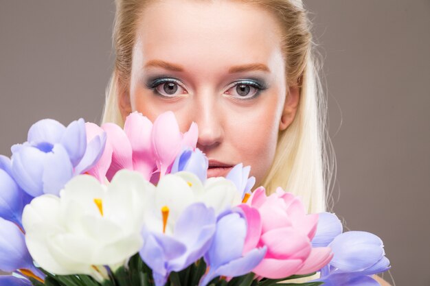 Foto meisje met bloemen in hun handen