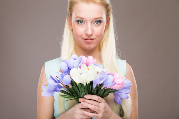 Meisje met bloemen in hun handen