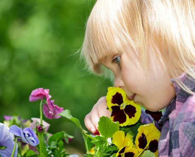 Foto meisje met bloemen