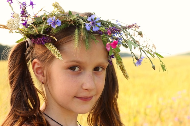 Meisje met bloemendiadeem op haar hoofd