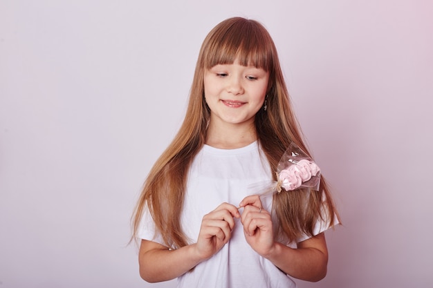 Meisje met blond haar eet een lolly