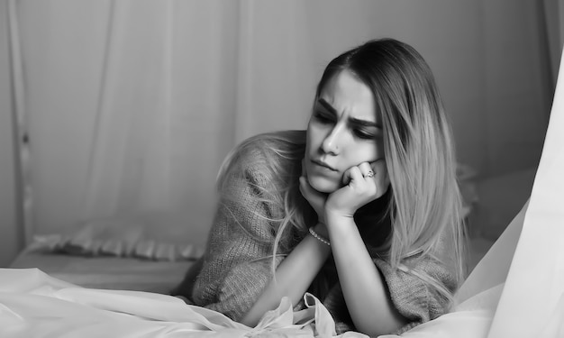 Meisje met blond haar en grijze trui poses