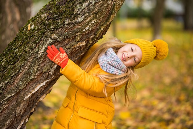 Meisje met blond haar in de herfstpark