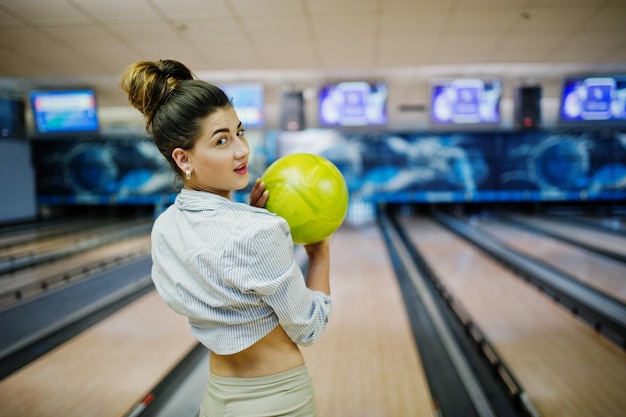 Meisje met bowlingbal op steegje gespeeld bij bowlingclub