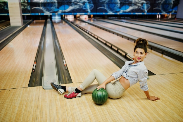 Meisje met bowlingbal op steegje gespeeld bij bowlingclub