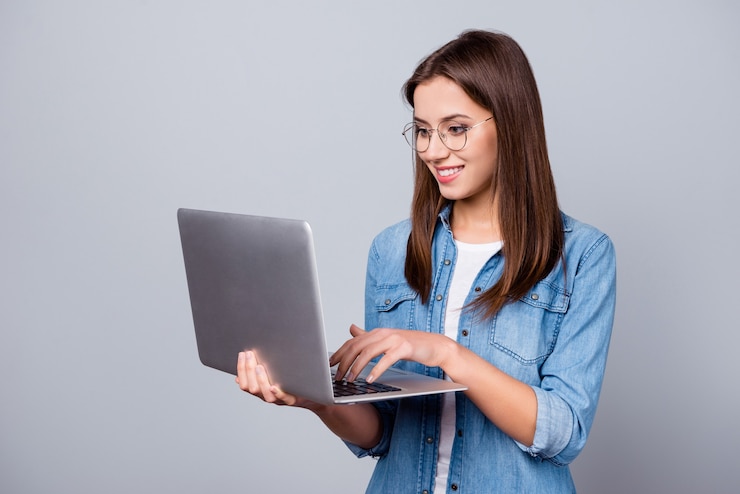 meisje met bril houdt een laptop