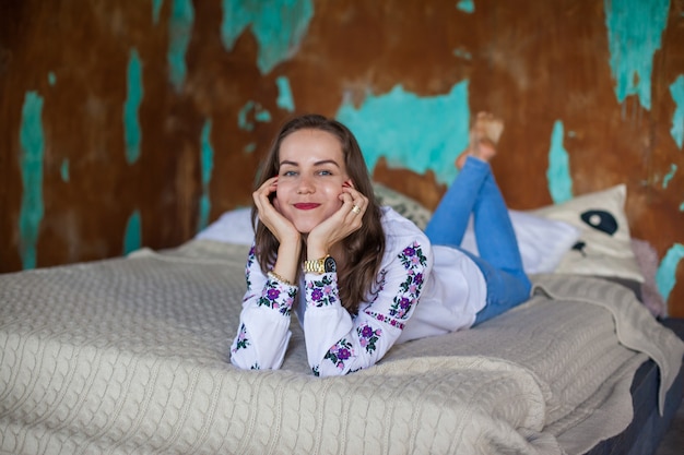 Meisje met bruin haar ligt op bed