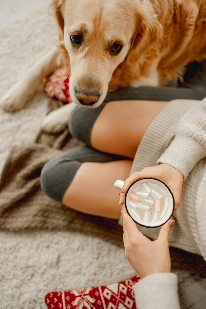 Meisje met cacao en golden retrieverhond