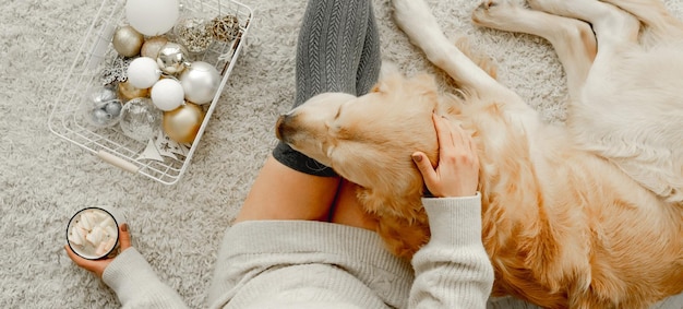 Meisje met cacao en golden retrieverhond