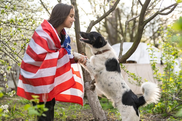 Meisje met de vlag en de hond van de V.S