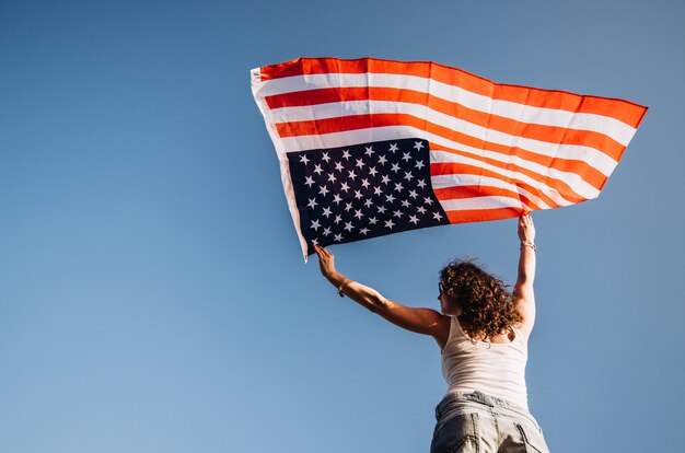 Meisje met een Amerikaanse vlag Independence Day