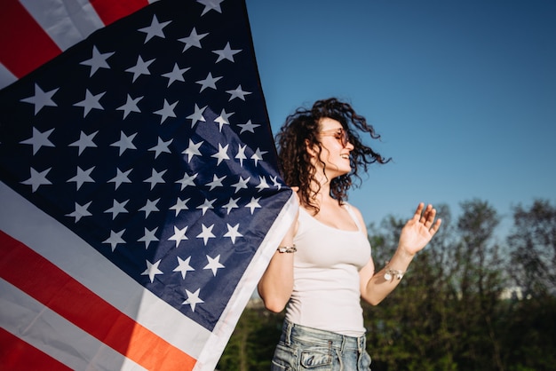 Meisje met een Amerikaanse vlag Independence Day