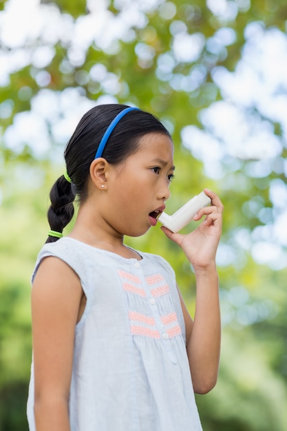 Meisje met een astma-inhalator