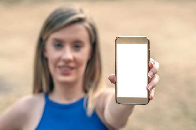 Foto meisje met een blanco slimme telefoon display