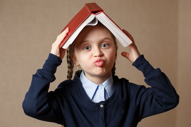 Meisje met een boek over haar hoofd