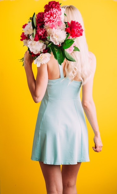 Meisje met een boeket bloemen