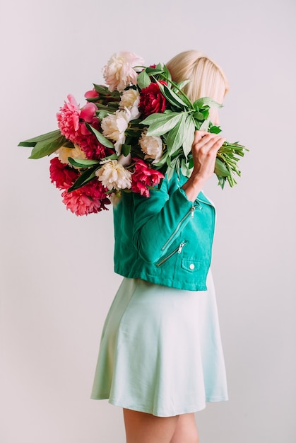 Meisje met een boeket bloemen