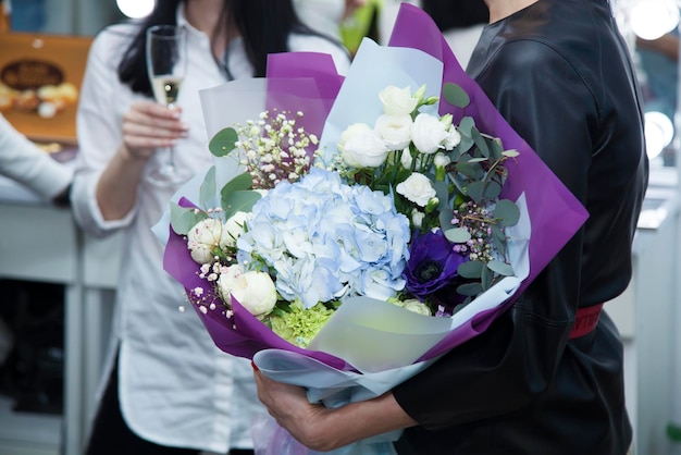 Meisje met een boeket bloemen