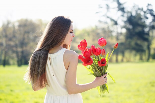 Meisje met een boeket tulpen