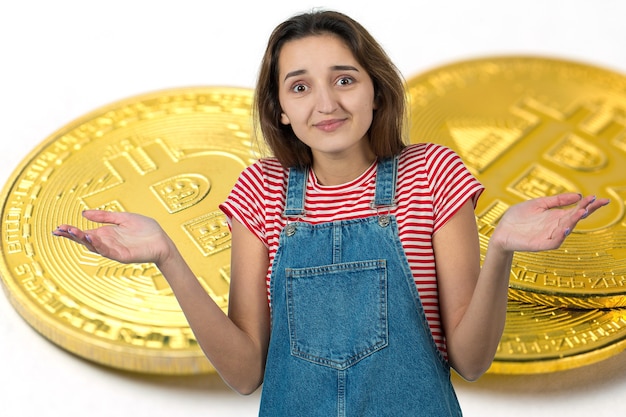 Meisje met een bril en een shirt op de achtergrond van Bitcoin Nadenken over de vraag peinzende uitdrukking