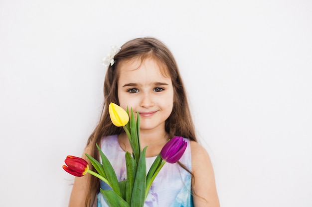 Meisje met een groot boeket van tulpen. Meisje met lentebloemen.