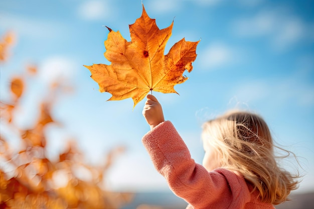 Meisje met een herfst esdoornblad