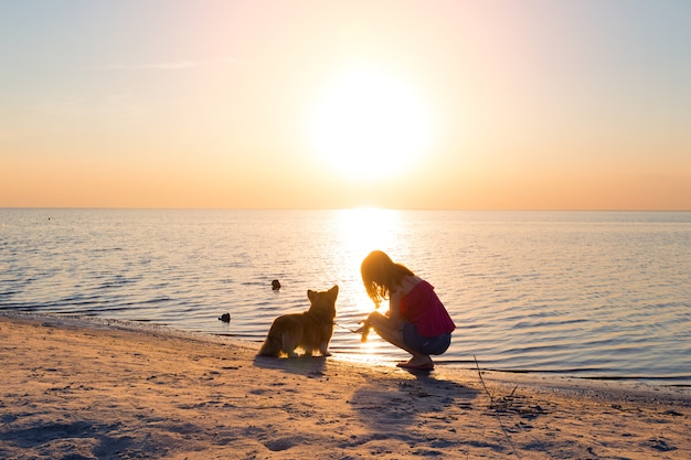 meisje met een hond op het strand