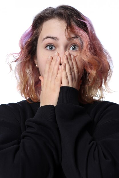 Foto meisje met een kapsel op een wit. heldere emotie van verrassing. rood haar.