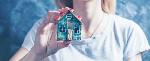 Meisje met een klein huis in haar hand