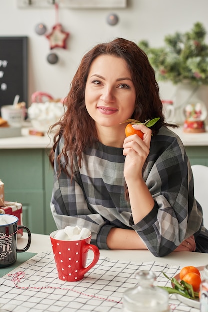 Meisje met een kop in de keuken