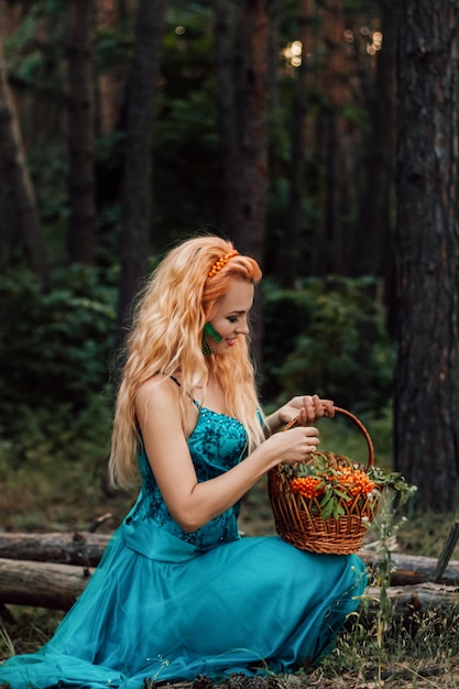 Meisje met een mand in een zomers sprookjesbos