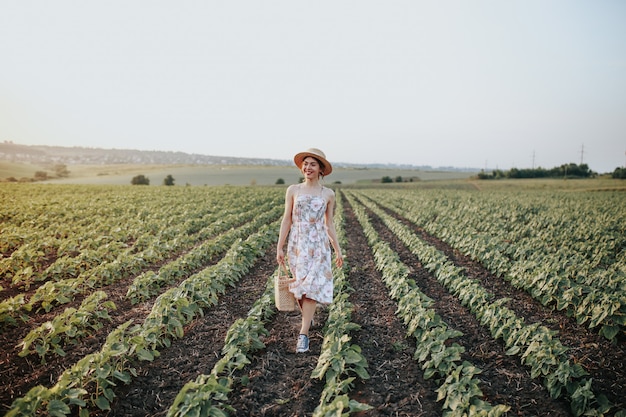 Meisje met een mand in veld