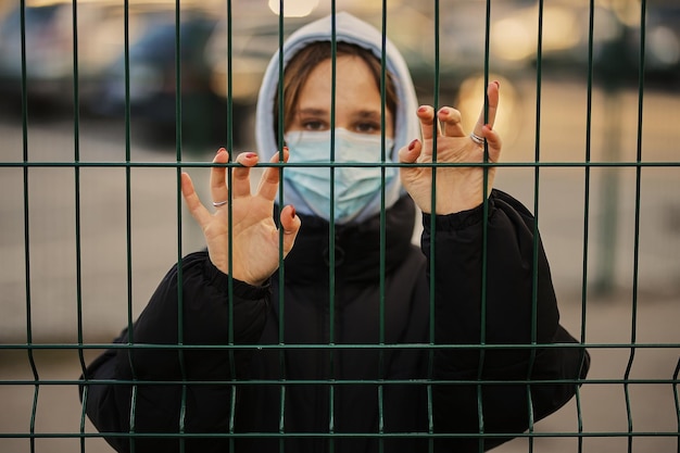 meisje met een medisch masker in de quarantainezone COVID19 Quarantaine coronavirus pandemie