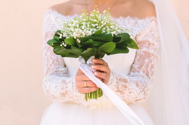 Meisje met een mooi boeket bloemen