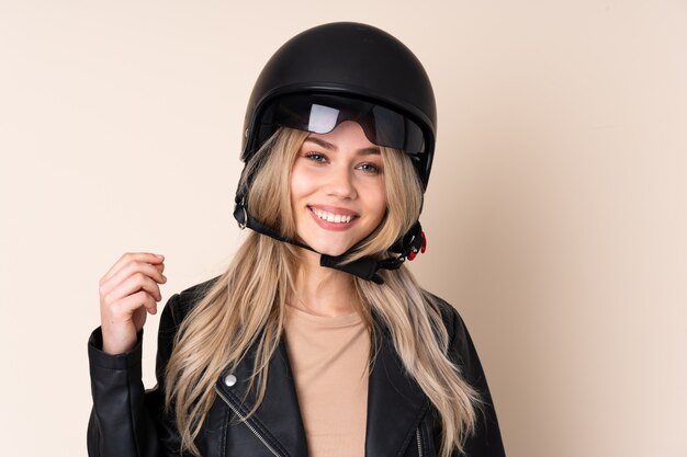 meisje met een motorhelm op beige muur