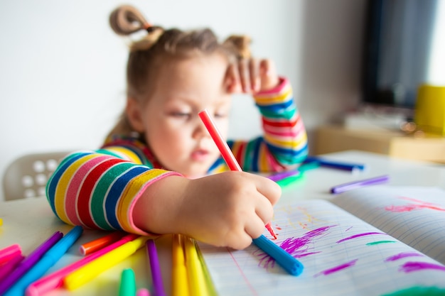 Foto meisje met een paardenstaart in een kleurrijke gestreepte jas tekening