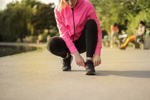 Meisje met een pauze tijdens het joggen