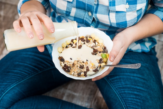 Meisje met een plaat van volkoren granen met yoghurt