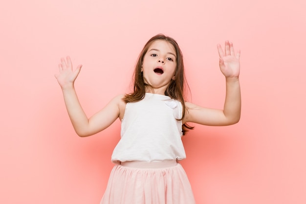 Meisje met een prinses-look wordt geschokt door een dreigend gevaar