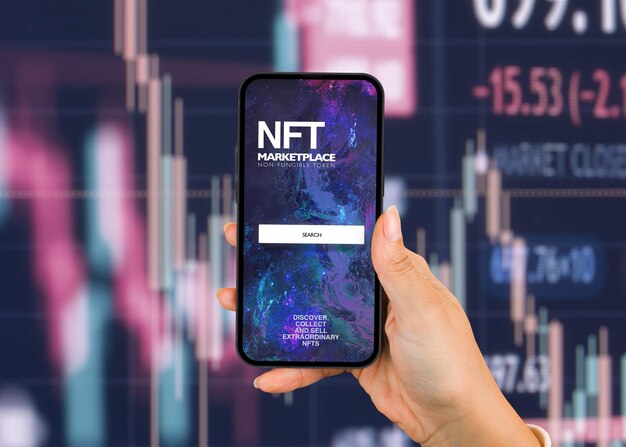 Meisje met een smartphone met NFT NonFungible Token Marketplace op het scherm Vage afbeeldingen in thexAbackground Crypto-kunst